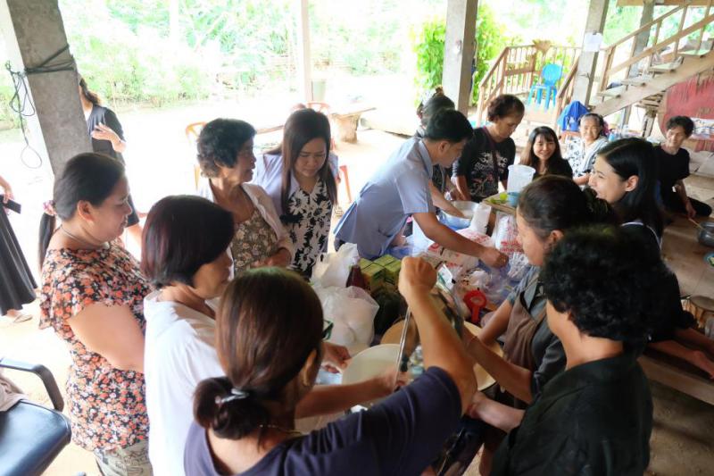 3. อบรมเชิงปฏิบัติการการทำวุ้นและขนมชั้นแฟนซี วันที่ 10 พฤศจิกายน 2559 ณ  หมู่ที่ 4 บ้านวังพระธาตุ ต.ไตรตรึงษ์